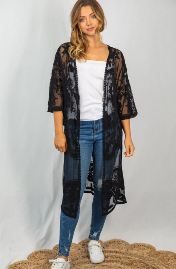 Jaket Kimono dengan Aksen Renda yang Manis